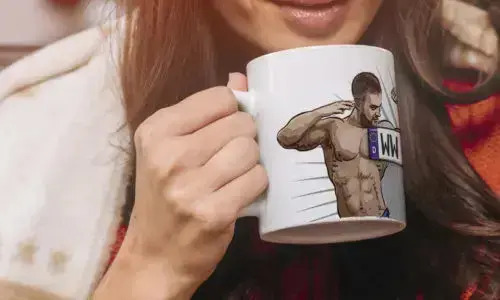 Sexy Tasse in der Hand der Frau