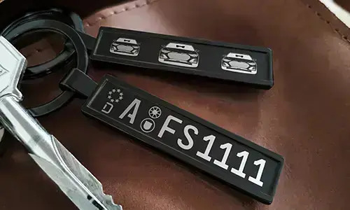gravierte schlüsselanhänger Schwarz mit Autosilhouetten und Kennzeichen schlüsselanhänger gravieren lassen