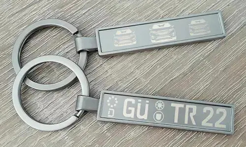 gravierte schlüsselanhänger Silber auf dem Tisch hochwertige schlüsselanhänger mit gravur