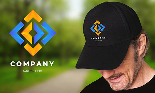 Hombre con gorra negra y logotipo de diamante de colores; COMPANY y TAGLINE HERE, parque de fondo