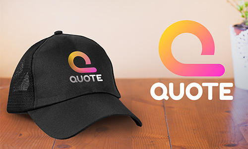 Gorra de malla negra con logotipo Q en gradiente y texto QUOTE, superficie de madera, diseño de marca