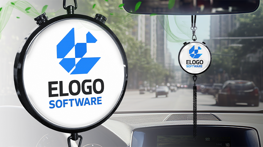 Vista del interior del coche con colgante circular de software ELOGO colgado del espejo retrovisor, calle de la ciudad visible afuera