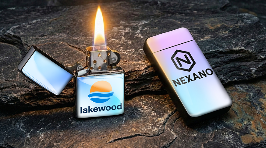To lightere på stenoverflade: lakewood med flamme og solbølger-logo, NEXANO med grønt hex-logo