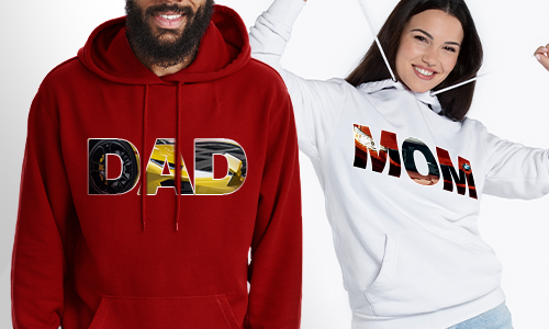 Twee personen in hoodies: links Rood met DAD-tekst, rechts Wit met MOM-tekst, letters gevuld met fotocollage