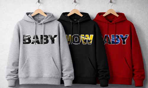 Drie hoodies op hangers: Grijs BABY met camouflage-letters, Zwart WOW metallic geel, Rood BABY met blauwe grafische accenten