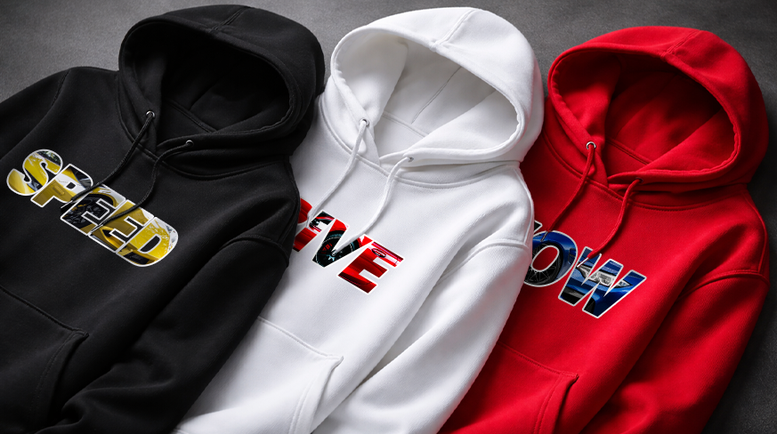 Drie hoodies naast elkaar: Zwart SPEED, Wit DRIVE, Rood FLOW, opvallende teksten boven de borst