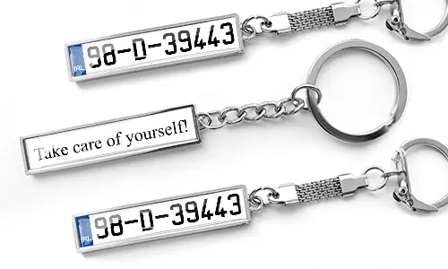 Porte-clés en métal style professionnel avec texte personnalisé sur plaque d’immatriculation et message gravé