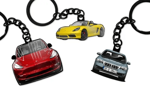 Porte-clés voiture personnalisés avec une berline rouge, un cabriolet sportif jaune et une berline bleue, conçus comme accessoires et cadeaux automobiles sur mesure