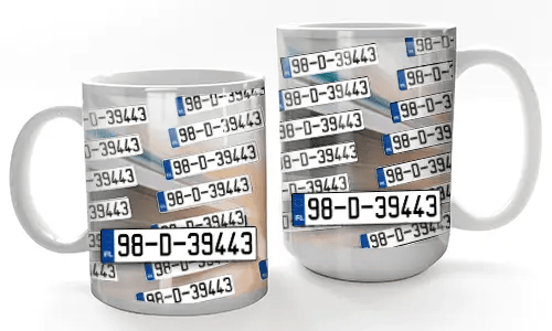 Tasses avec plaques d'immatriculation