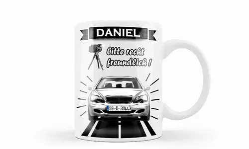 Weiße Tasse mit silbernem Auto und Blitzer-Grafik, Name Daniel und humorvollem deutschen Text