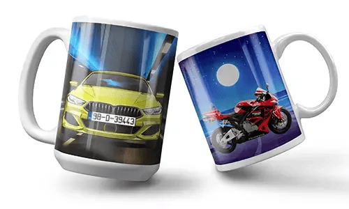 Se muestran dos tazas; la primera tiene una taza con motivo de coche verde y matrícula, que pasa por un túnel con los faros encendidos. La segunda muestra una taza con motivo de moto roja bajo una luna llena.