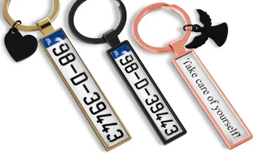 I portachiavi con targa personalizzata presentano testo personalizzabile e finiture in metallo