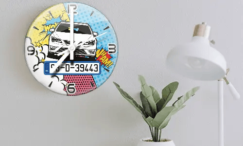 wanduhr motorrad mit Auto Weiß auf dem Wand neben Tischlampe chopper wanduhr