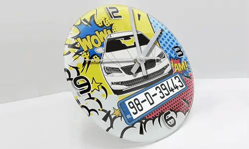 wanduhr motorrad mit Auto Weiß auf dem Tisch comic wanduhr