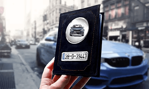 FAHRZEUGSCHEIN HÜLLE IN DER HAND