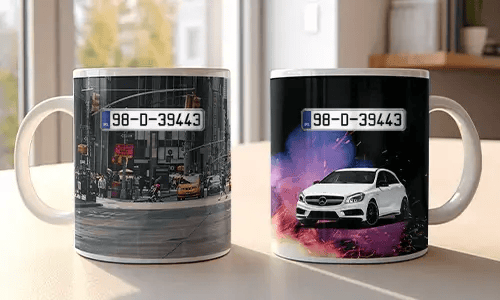 Zwei weiße Tassen mit Auto-Motiven: roter BMW in Stadtumgebung, weißer Mercedes mit Funken und buntem Hintergrund