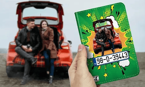 auto hülle Comic 2 auf dem Tisch neben Tastatur autopapiere mappe