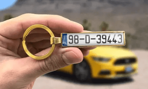 Porte-clés en métal doré avec numéros de plaque d’immatriculation gravés