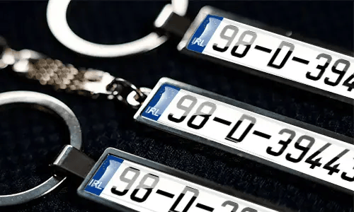 Metall-Schlüsselanhänger mit personalisierten Nummernschildern