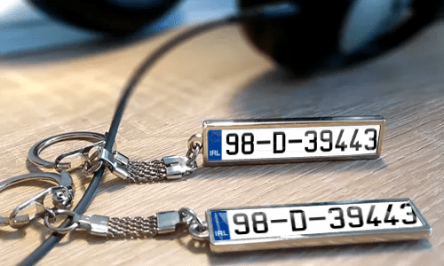 Gepersonaliseerde metalen sleutelhangers met eigen tekst en kentekenplaat-stijl labels