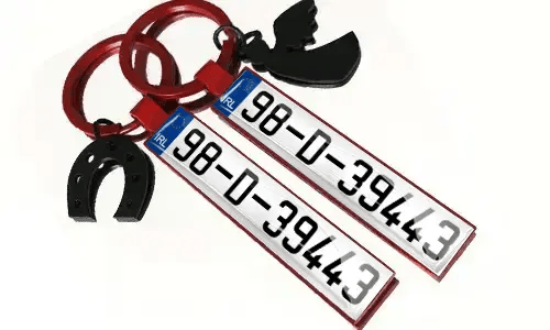 Metalen sleutelhangers met kentekenplatenummers en accessoires