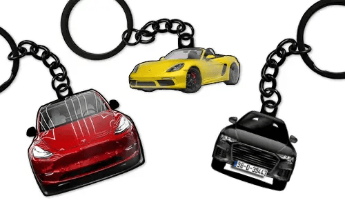 Portachiavi personalizzati che mostrano tre diversi modelli di auto in rosso, giallo e blu