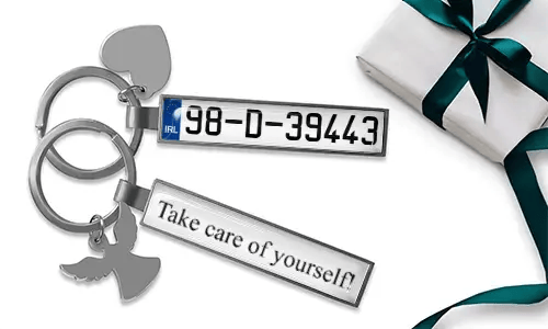 Personalisierte Schlüsselanhänger mit individuellem Nummernschild, eigenen Zahlen und Metallfinish-Design