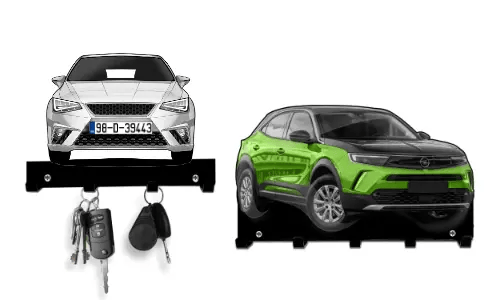 Zwei schlüsselförmige Halter in Autoform: roter Sedan und grün-schwarzer SUV, beide mit Haken für Schlüssel