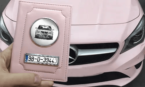 tasche für fahrzeugpapiere in der Hand mit rosa Wagen schutzhülle für fahrzeugschein