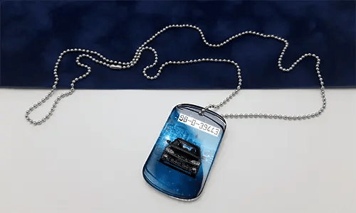 dog tags selbst gestalten mit dem Weiß Wagen auf dem Tisch erkennungsmarke kette mit gravur