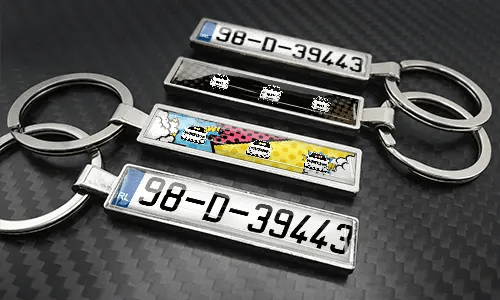 Set di portachiavi in metallo a forma di targa in stile fumetto con design di auto colorate e finitura metallica