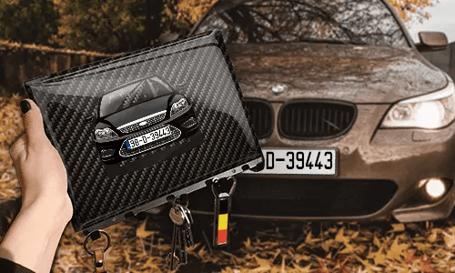 schlüsselbrett personalisiert mit Carbon Hintergrund in der Hand individuelles Schlüsselbrett