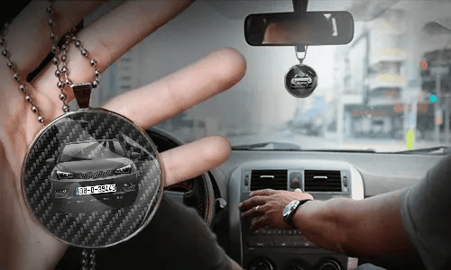 Innenspiegelanhänger in der Hand im Auto auto innenspiegel anhänger