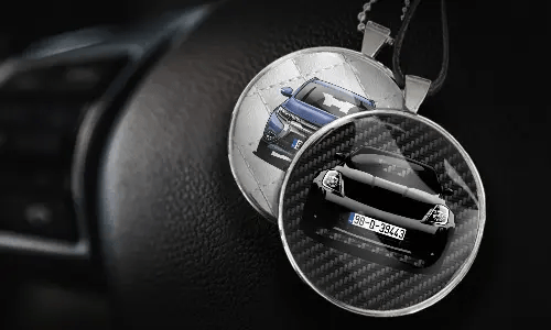 Innenspiegelanhänger in zwei Varianten mit Carbon- und Weißleder Hintergrund autodeko innenspiegel