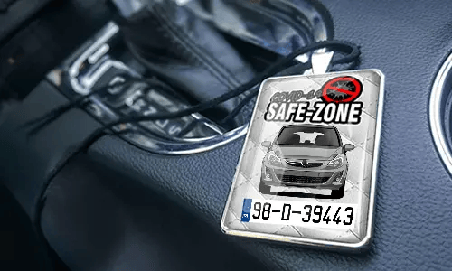 Auto-Safezone-Anhänger mit Weiß Leder Hintergrund im Wagen Auto-Safezone-Anhänger