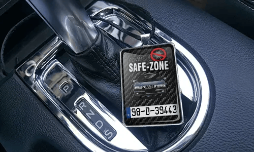 Auto-Safezone-Anhänger mit Carbon Hintergrund und Lederkette im Wagen Auto-Schutzraum-Anhänger