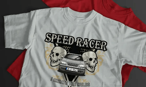 Weißes T-Shirt mit SPEED RACER Schriftzug, silberner BMW-Grafik, zwei Schädeln, gelben Ornamenten und schwarzem Hintergrund