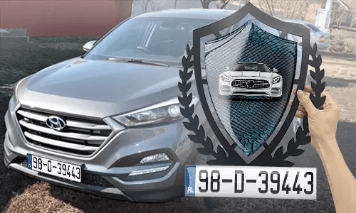 metallschild gestalten schwarz gepulvert mit Blaues Schlangenleder Hintergrund in der Hand accessoire garage