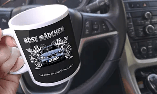 schrauber tasse in der Hand in dem Wagem hot rod tasse