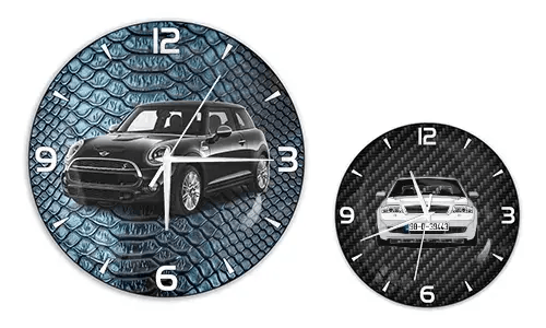 Zwei Wanduhren mit Autoillustrationen: links mit schwarzem Auto auf blauer Reptilstruktur, rechts mit blauem Auto auf Carbon-Hintergrund