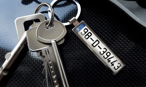 Sleutelhanger met auto-illustratiependant en metalen ring