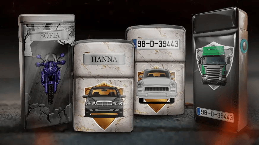 Sammlung dekorativer Dosen mit Fahrzeugmotiven auf marmorähnlichem Hintergrund. Die Dosen zeigen ein Motorrad, blaue und rote Autos sowie einen grünen LKW mit Kennzeichen. Die Namen „SOFIA“ und „HANNA“ sind sichtbar, was ein elegantes und stilvolles Design vermittelt.