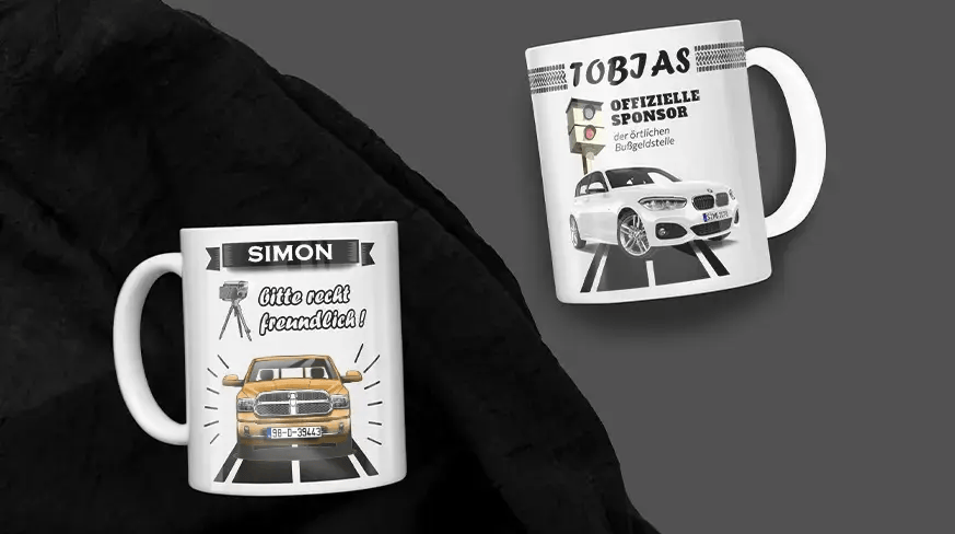 Zwei weiße Tassen mit Auto- und Blitzer-Motiven: Simons Tasse mit freundlicher Botschaft, Tobias' Tasse mit humorvollem Bußgeldtext